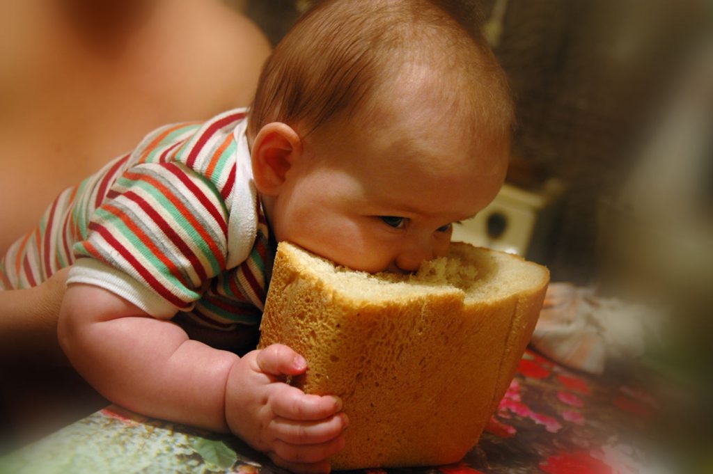 Малыш ест хлеб