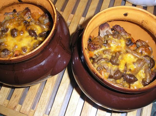 Мясо в горшочке с картошкой в духовке рецепт под сыром Мясо в горшочке с картошкой в духовке рецепт под сыром