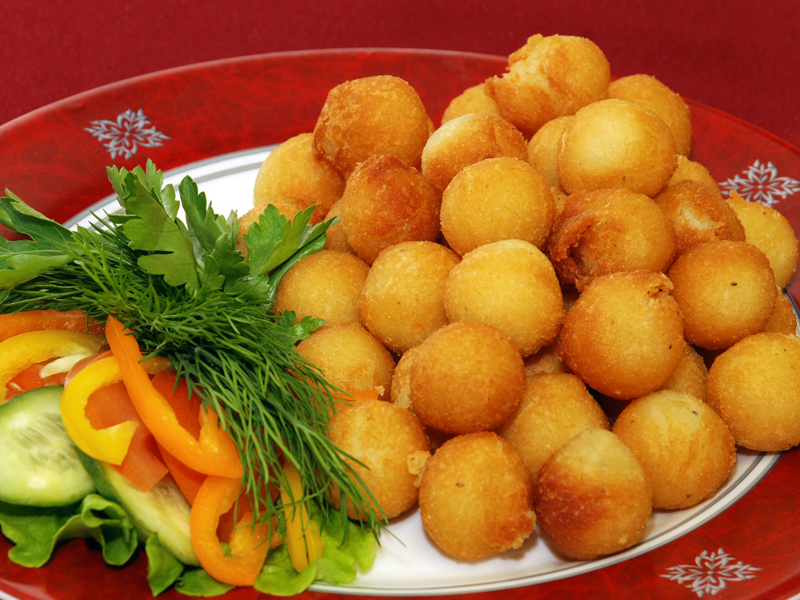 Картофельные шарики из пюре с сыром на сковороде во фритюре в панировке